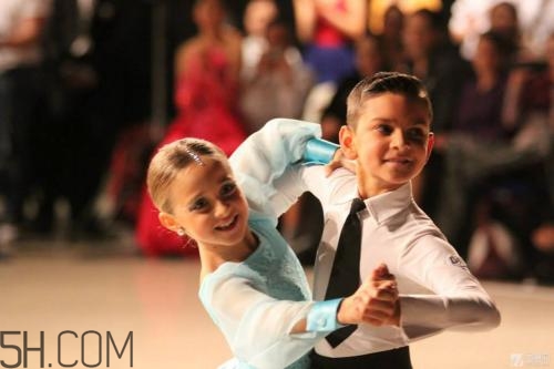 男孩子學跳舞好嗎？學跳舞好處多多