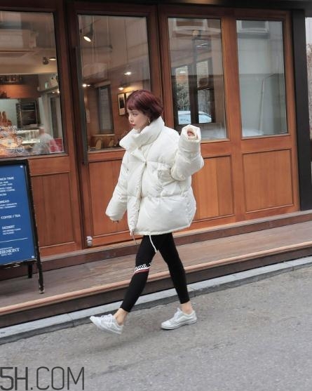 白色面包服怎么搭配？可愛與時(shí)尚并存的冬日穿搭