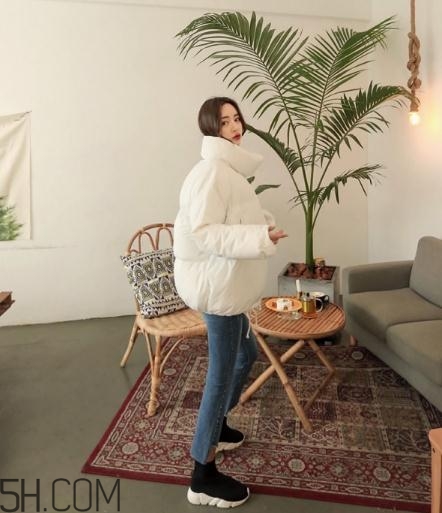 白色面包服怎么搭配？可愛與時(shí)尚并存的冬日穿搭