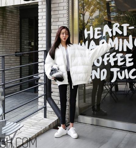 白色面包服怎么搭配？可愛與時(shí)尚并存的冬日穿搭