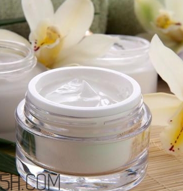 自然堂和珀萊雅哪個(gè)好？適合的年齡段不同