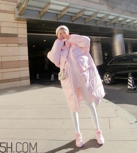 粉色面包服配什么褲子？少女心爆棚的經(jīng)典搭配