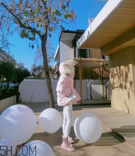 粉色面包服配什么褲子？少女心爆棚的經(jīng)典搭配