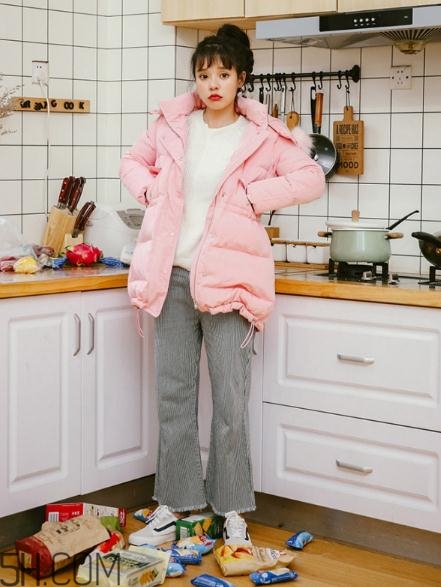 粉色面包服配什么褲子？少女心爆棚的經(jīng)典搭配