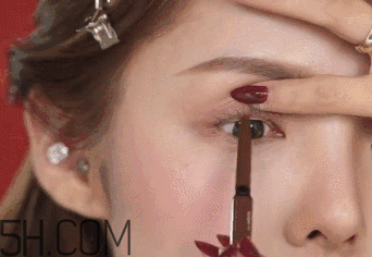V型眼線怎么畫？V型眼線畫好美到冒泡