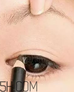 V型眼線怎么畫？V型眼線畫好美到冒泡