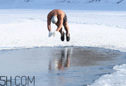 冬泳有哪些好處？冬泳能延緩衰老