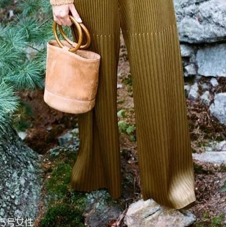 simon miller水桶包尺寸多大？時(shí)尚達(dá)人都愛(ài)的斷貨王