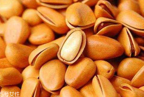松子發(fā)霉了還能吃嗎 發(fā)霉的松子千萬(wàn)別吃 松子發(fā)霉了還能吃嗎 發(fā)霉的松子千萬(wàn)別吃