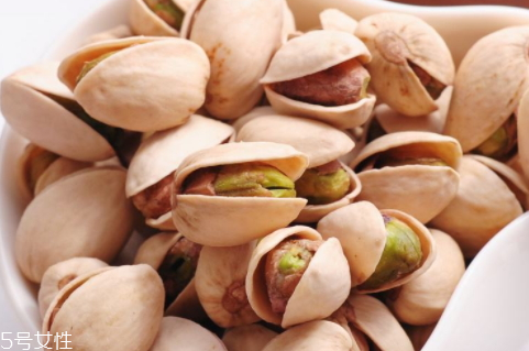 開心果變紫色還能吃嗎 紫色的才是正常的顏色 開心果變紫色還能吃嗎 紫色的才是正常的顏色