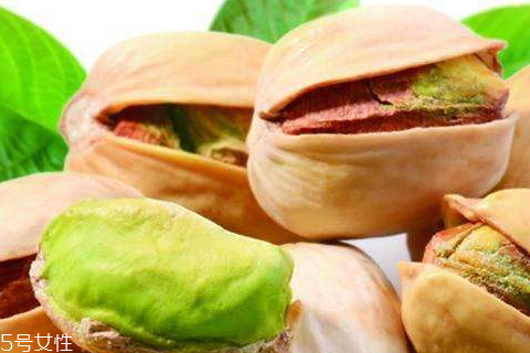 開(kāi)心果發(fā)黃怎么回事 偏黃的開(kāi)心果更放心