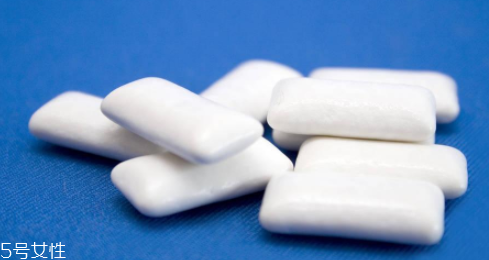 口香糖吃進肚子里怎么辦？會隨排泄物一起排出體外