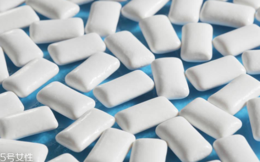 口香糖吃進肚子里怎么辦？會隨排泄物一起排出體外