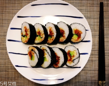 日本壽司的簡易做法 在家就可以做的壽司便當(dāng) 日本壽司的簡易做法 在家就可以做的壽司便當(dāng)