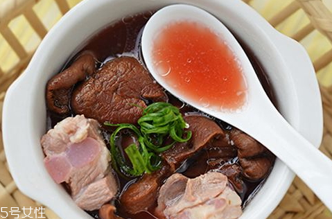 紅菇可以和魚一起燉嗎 氣血雙補紅菇魚湯 紅菇可以和魚一起燉嗎 氣血雙補紅菇魚湯