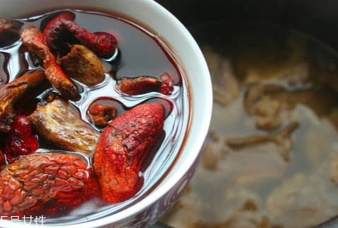 紅菇可以和魚一起燉嗎 氣血雙補紅菇魚湯 紅菇可以和魚一起燉嗎 氣血雙補紅菇魚湯