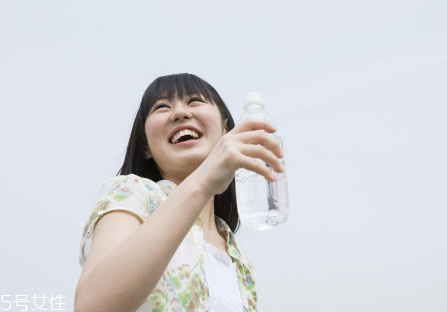 久坐不動上班族如何減肥？越努力工作的人越容易發(fā)胖