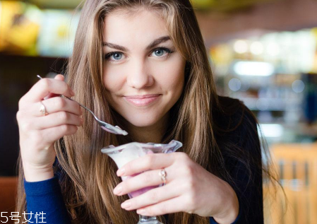 久坐不動上班族如何減肥？越努力工作的人越容易發(fā)胖