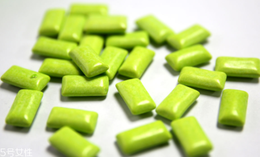 口香糖吃進肚子里怎么辦？會隨排泄物一起排出體外