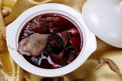 紅菇可以和魚一起燉嗎 氣血雙補紅菇魚湯 紅菇可以和魚一起燉嗎 氣血雙補紅菇魚湯