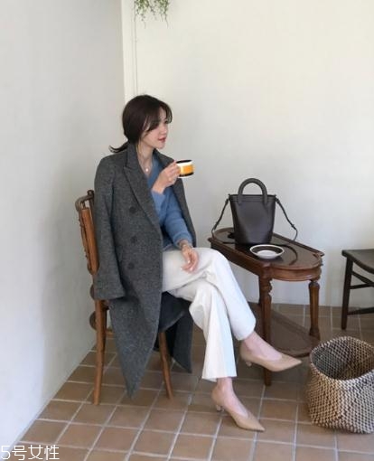 灰色大衣配什么顏色的毛衣？分分鐘穿出高級范兒