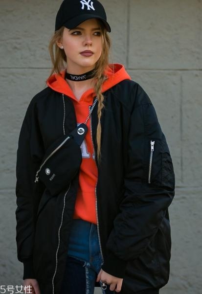 飛行員夾克里面穿什么？溫暖時(shí)尚兩不誤