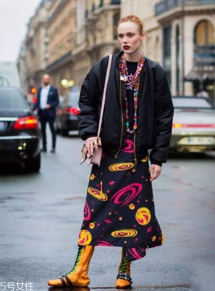 飛行員夾克里面穿什么？溫暖時(shí)尚兩不誤