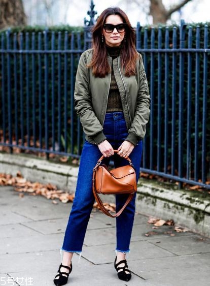 飛行員夾克里面穿什么？溫暖時(shí)尚兩不誤