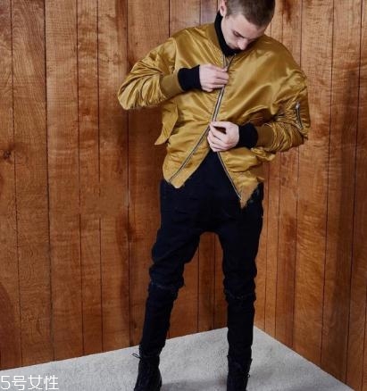 飛行員夾克里面穿什么？溫暖時(shí)尚兩不誤