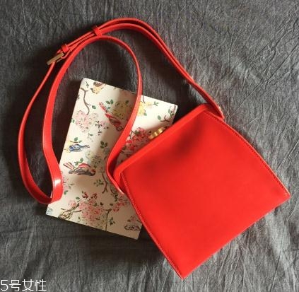 露露guinness什么檔次？這款紅唇包再不買就out了