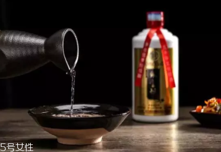 喝白酒有哪些好處？喝點白酒能激活腸胃
