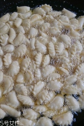 油角的皮要怎樣才松脆？關(guān)鍵看火候和時(shí)間