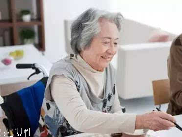 加齡臭怎么去除？老人氣治療應(yīng)內(nèi)外兼修