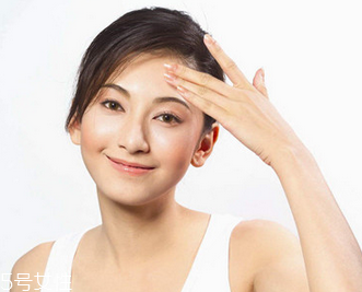 額頭毛孔粗大用什么護(hù)膚品？額頭毛孔粗大和出油有關(guān)系