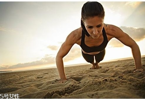 腰椎間盤突出能做俯臥撐嗎？俯臥撐禁忌人群