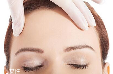 額頭毛孔粗大用什么護(hù)膚品？額頭毛孔粗大和出油有關(guān)系