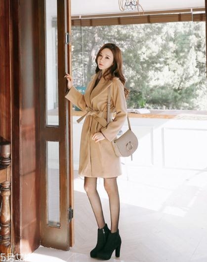 卡其色大衣配什么包包？這樣搭配高貴優(yōu)雅