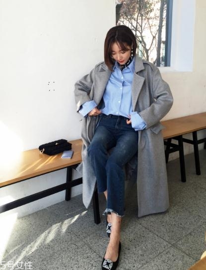 灰色大衣配牛仔褲好看嗎？打造中性灑脫范兒