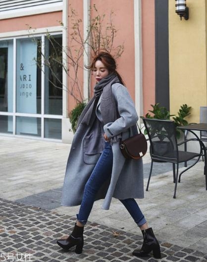 灰色大衣配牛仔褲好看嗎？打造中性灑脫范兒