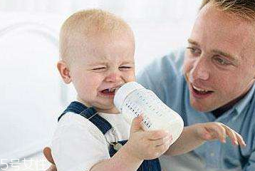 母乳寶寶如何判斷奶量？媽媽記得要多喝奶