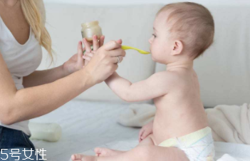 母乳寶寶如何判斷奶量？媽媽記得要多喝奶