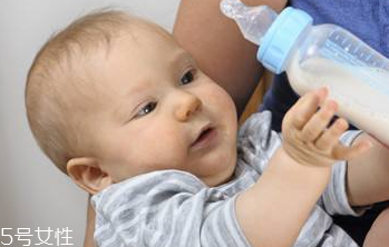 母乳寶寶如何判斷奶量？媽媽記得要多喝奶