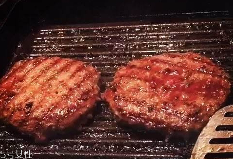 牛排煎糊了還能吃嗎 關(guān)鍵要掌握火候 牛排煎糊了還能吃嗎 關(guān)鍵要掌握火候