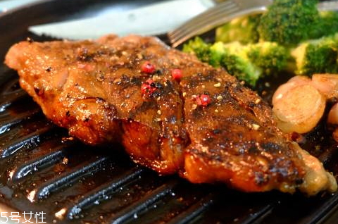 牛排煎糊了還能吃嗎 關(guān)鍵要掌握火候 牛排煎糊了還能吃嗎 關(guān)鍵要掌握火候