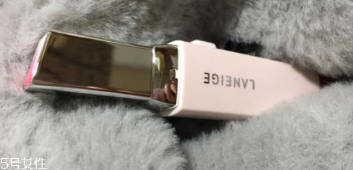 蘭芝V型唇膏01號(hào)色是什么樣的？淡粉色很溫婉