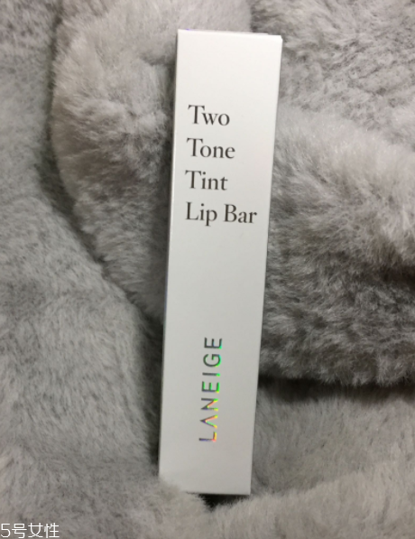 蘭芝V型唇膏01號(hào)色是什么樣的？淡粉色很溫婉