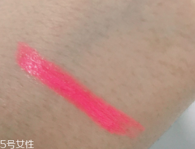 蘭芝V型唇膏01號(hào)色是什么樣的？淡粉色很溫婉