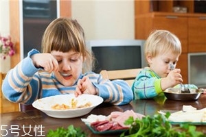 兒童進(jìn)補(bǔ)該注意什么？進(jìn)補(bǔ)需適當(dāng)