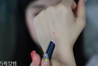 遮瑕棒和遮瑕液哪個好？遮瑕力度有區(qū)別