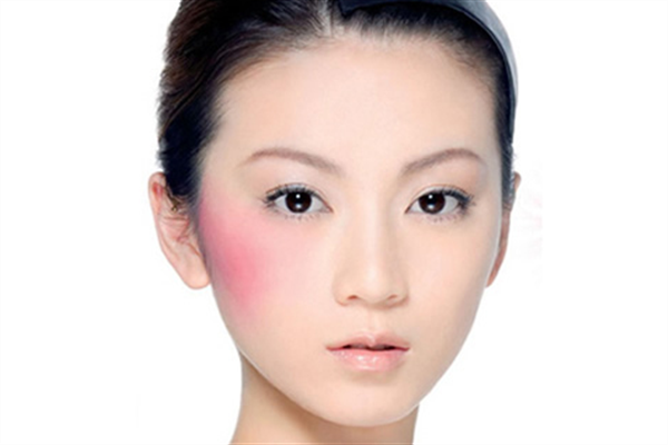 去胎記疼嗎？寶寶青色胎記大部分會消失